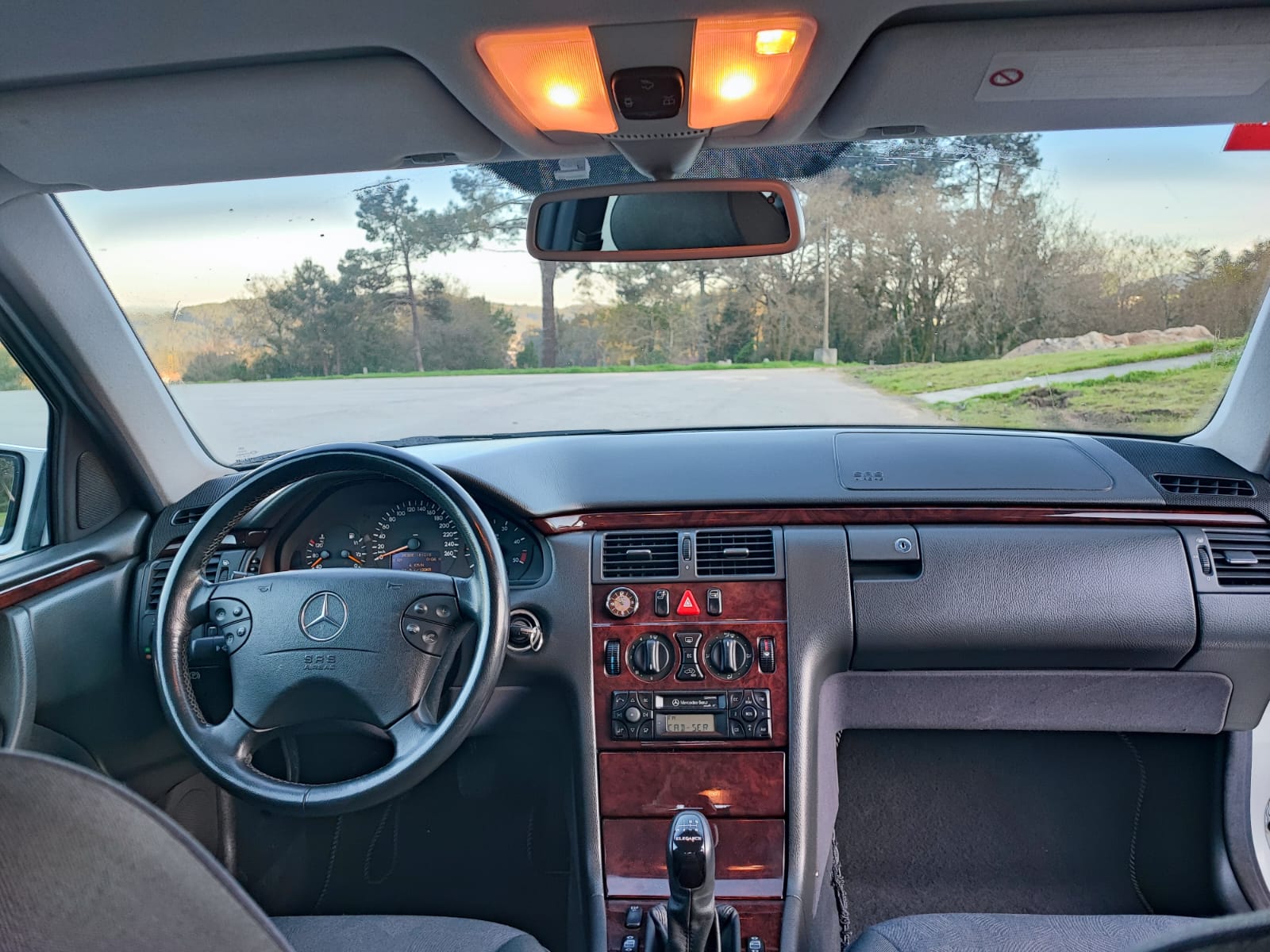 
								MERCEDES-BENZ E220 full									