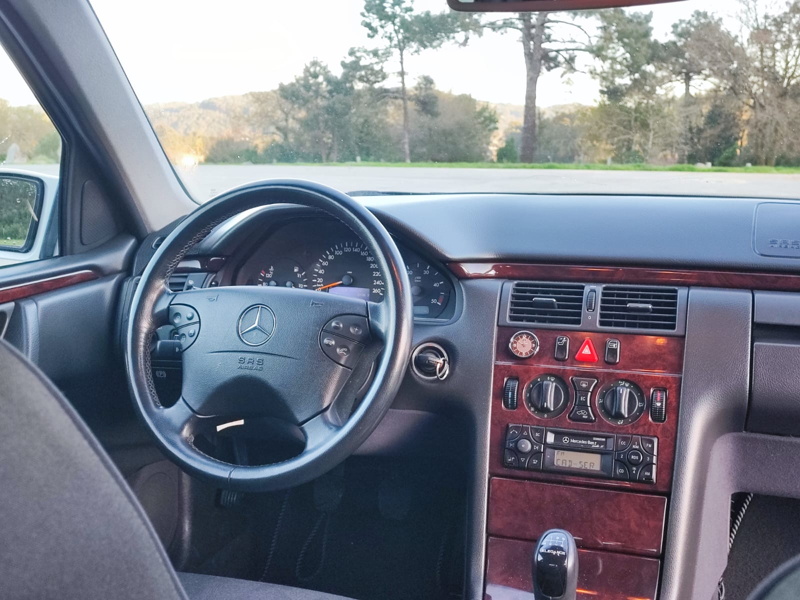 
								MERCEDES-BENZ E220 full									