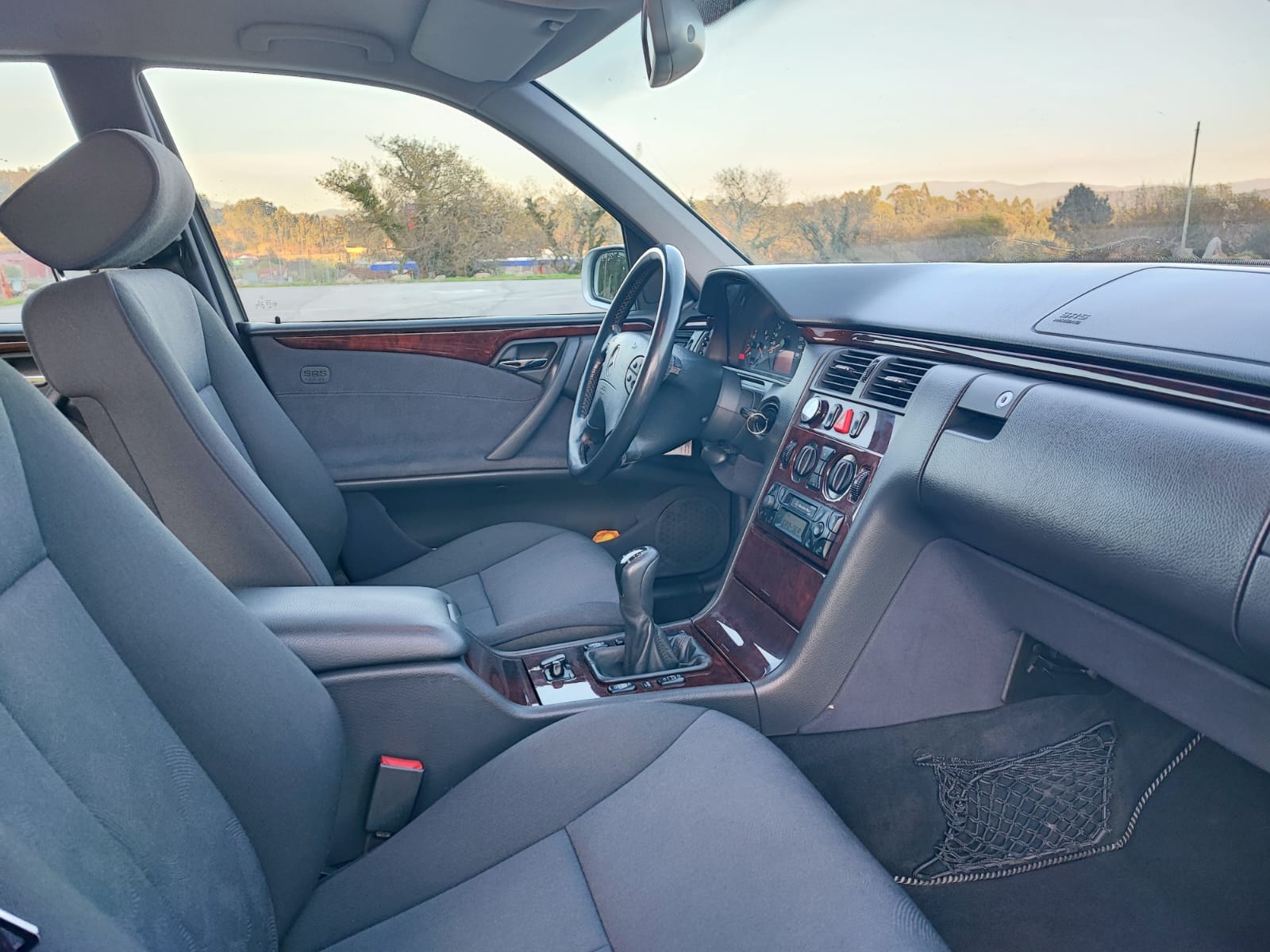 
								MERCEDES-BENZ E220 full									