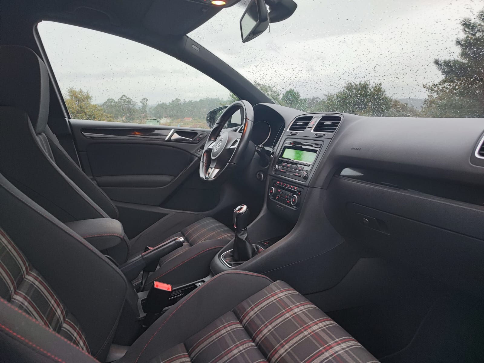 
								VOLKSWAGEN GOLF 6 GTI 2.0 211CV full									