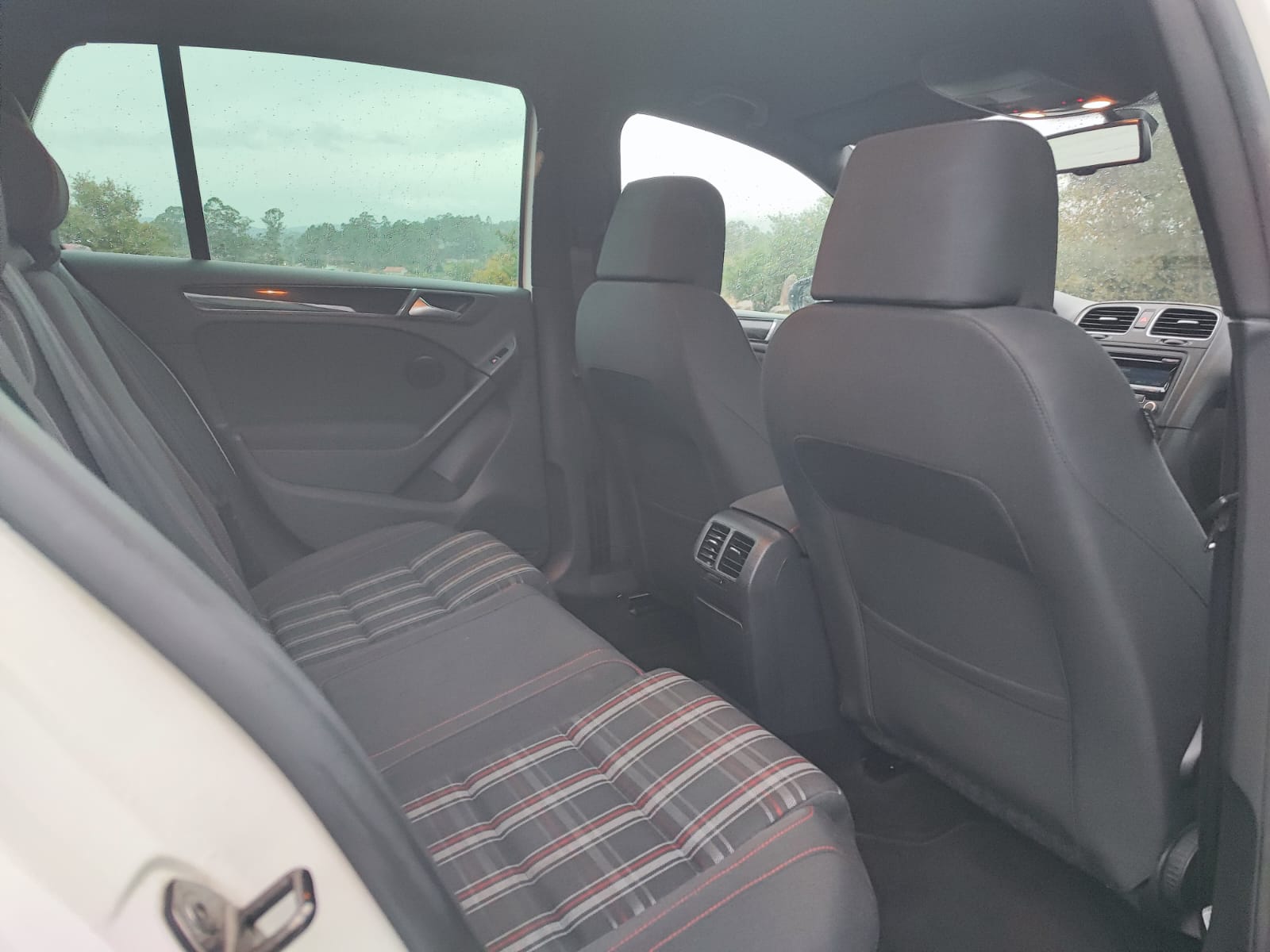 
								VOLKSWAGEN GOLF 6 GTI 2.0 211CV full									