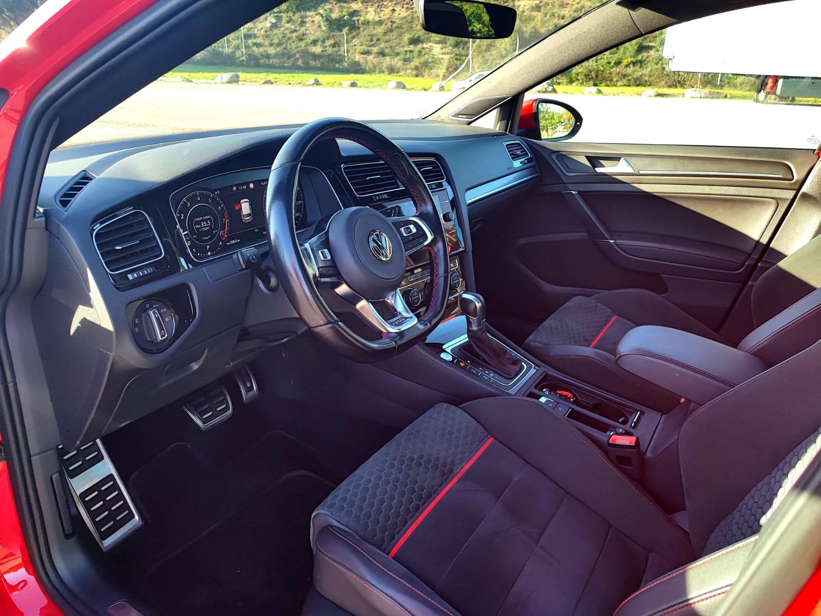 
								VOLKSWAGEN GOLF GTI PERFORMANCE 245CV full									