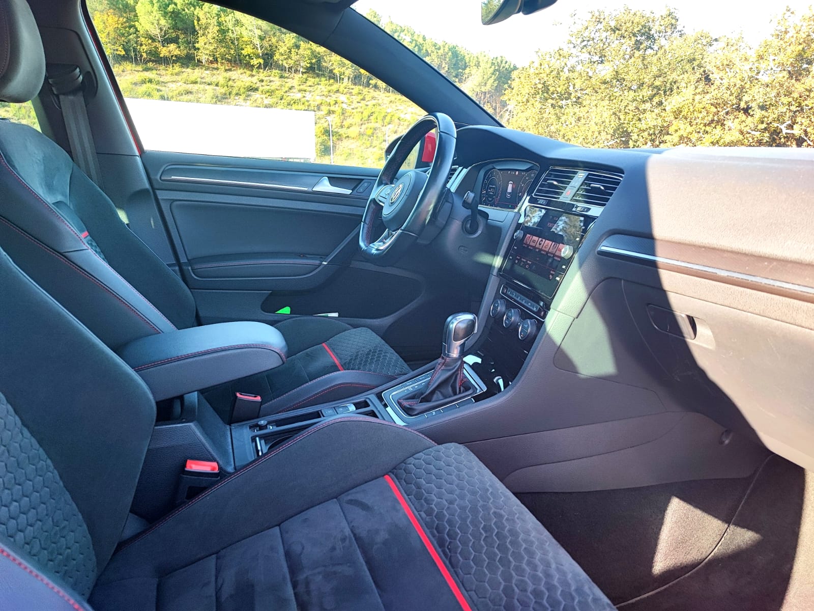 
								VOLKSWAGEN GOLF GTI PERFORMANCE 245CV full									