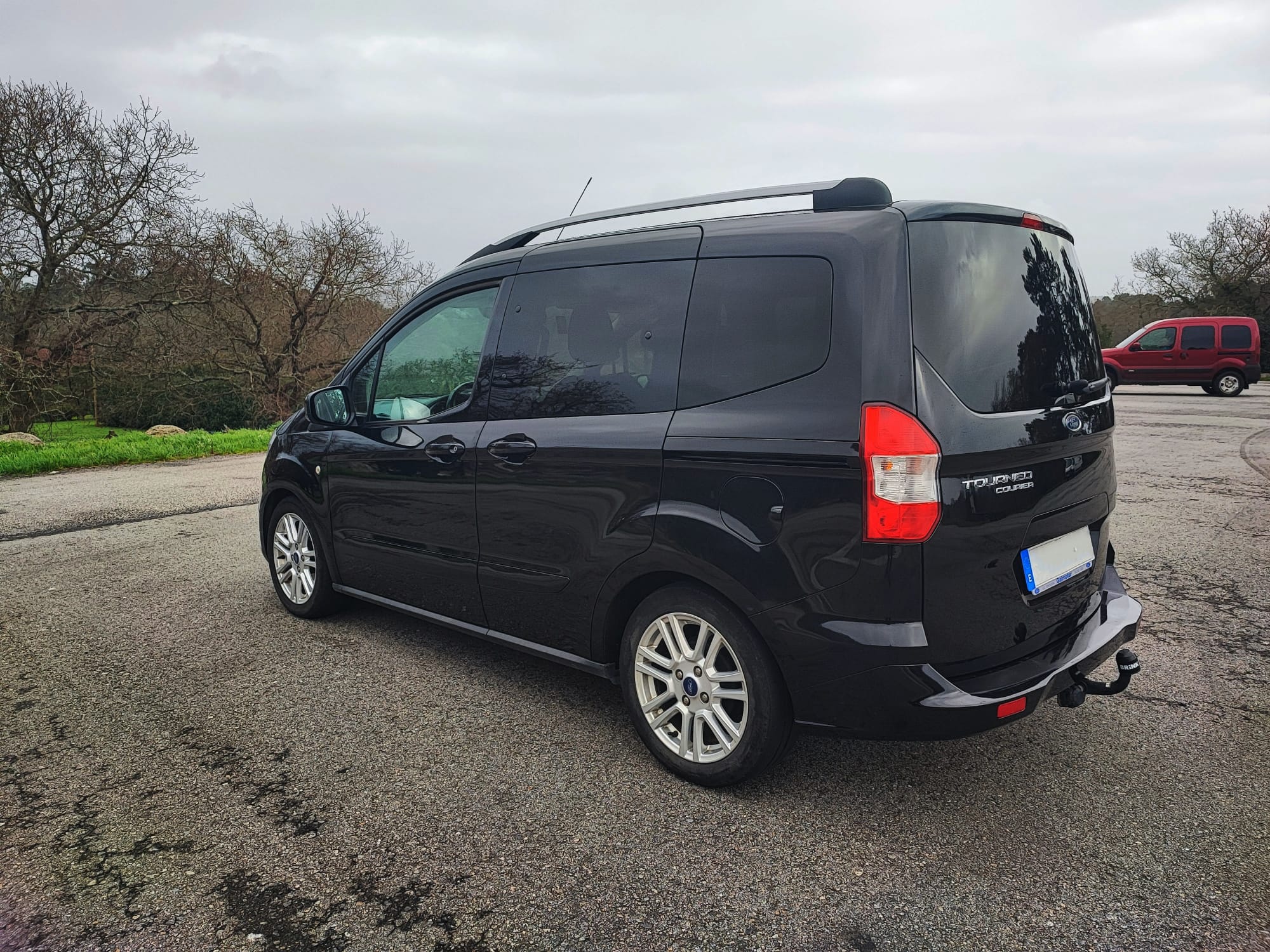 
								FORD TOURNEO COURIER 100CV full									