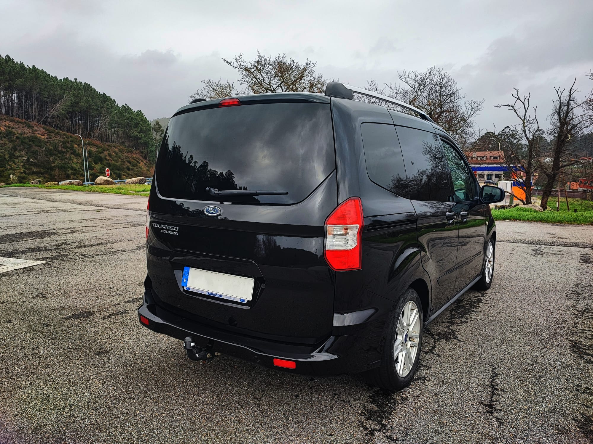 
								FORD TOURNEO COURIER 100CV full									