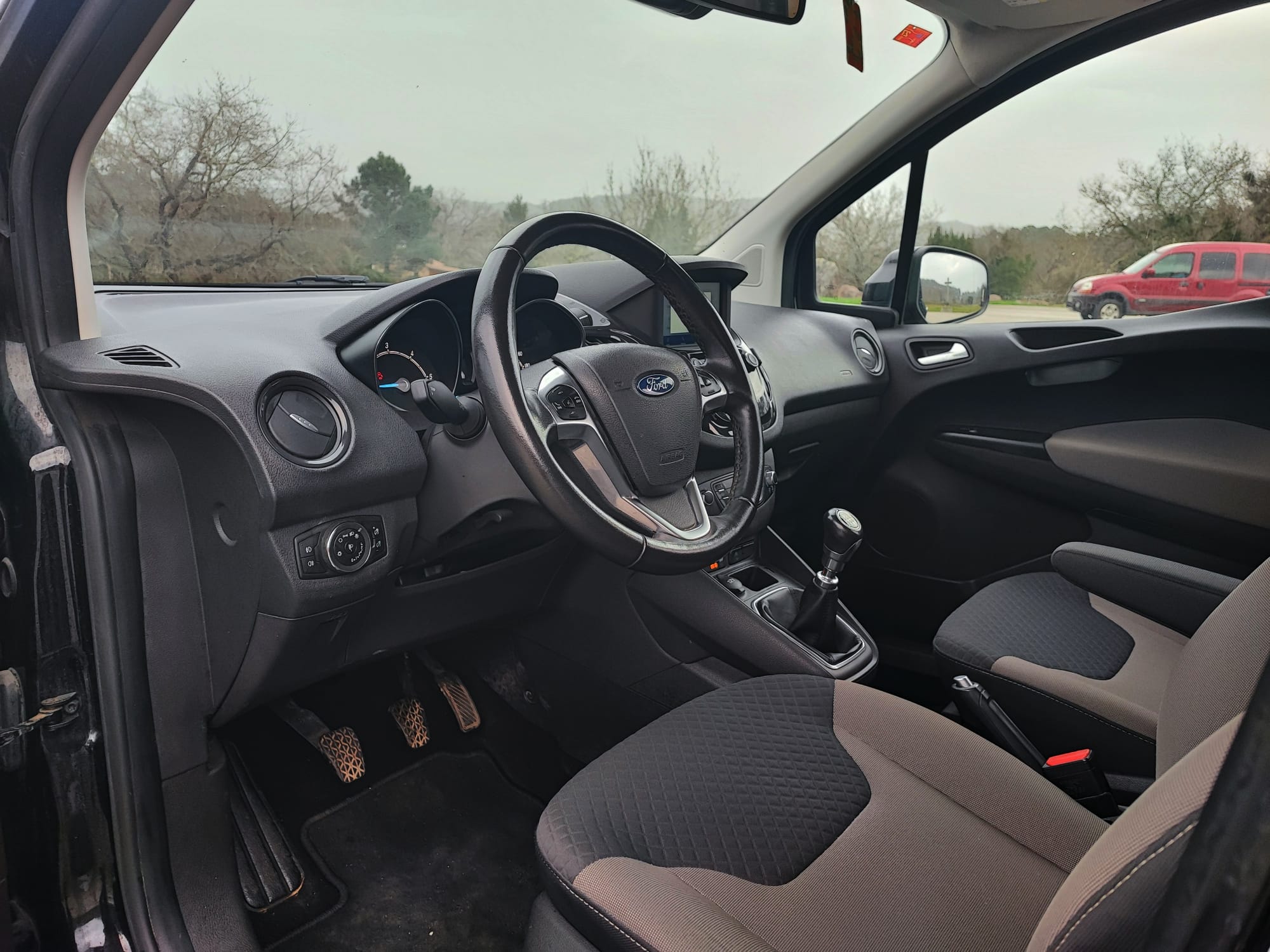 
								FORD TOURNEO COURIER 100CV full									