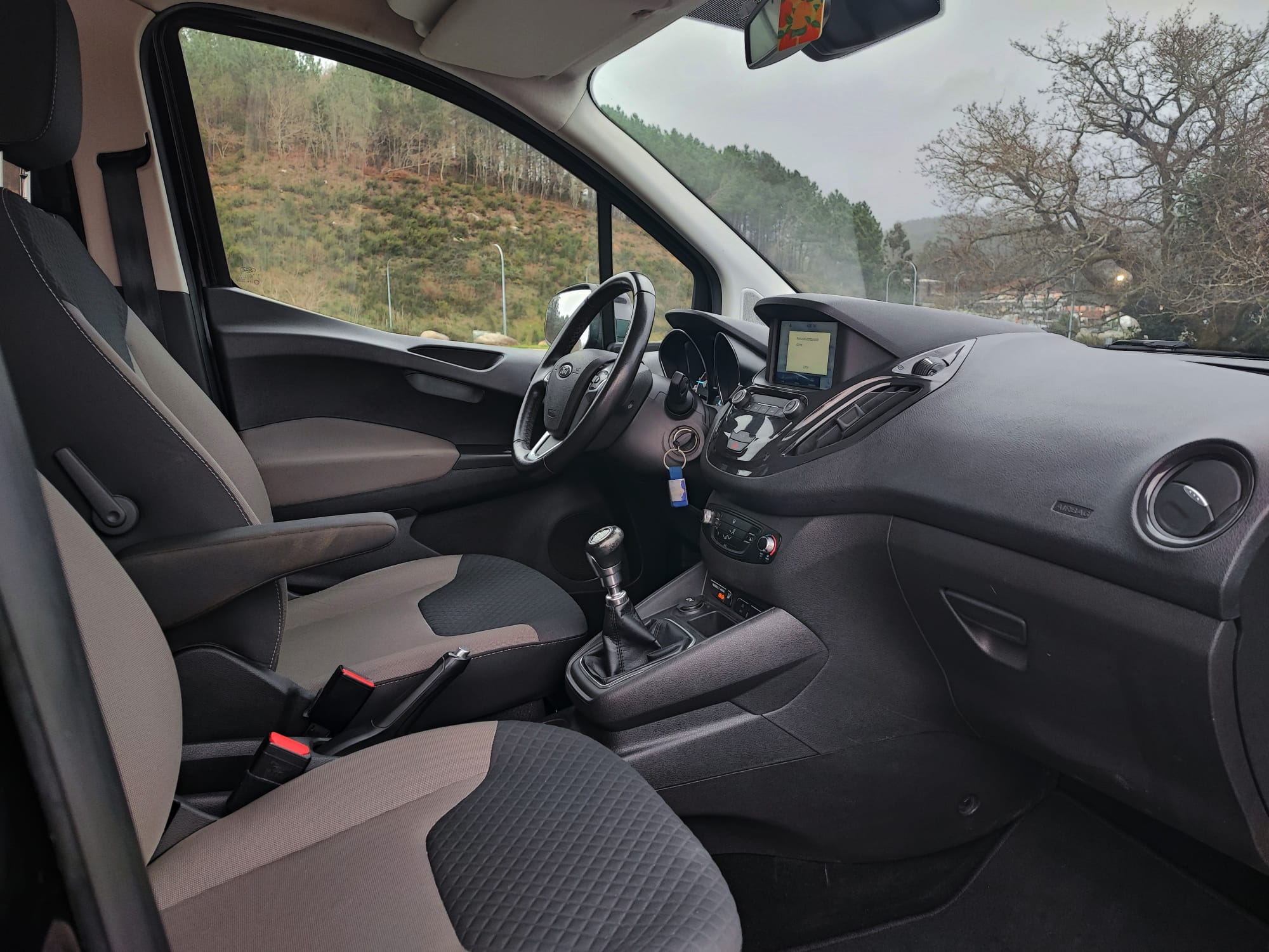 
								FORD TOURNEO COURIER 100CV full									